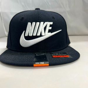 Nike Adult Unisex Flat-bill SnapBack Hat/Cap (Black/White)